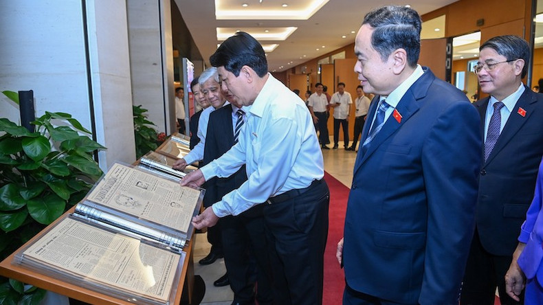 На выставке представлены оригинальные 15 номеров газеты. Фото: Зюи Линь На выставке представлены оригинальные 15 номеров газеты. Фото: Зюи Линь