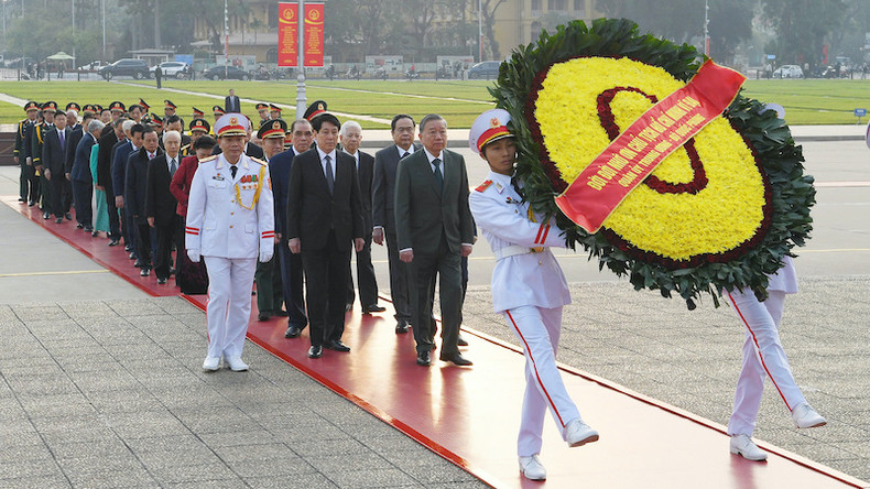 Делегация руководителей Партии и Государства возлагает венок к Мавзолею Президента Хо Ши Мина. Фото: Данг Кхоа Делегация руководителей Партии и Государства возлагает венок к Мавзолею Президента Хо Ши Мина. Фото: Данг Кхоа