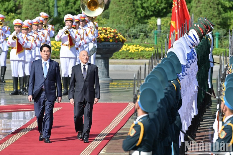 Президент Лыонг Кыонг и король Камбоджи Нородома Сиамони обходят строй почетного караула. Фото: Тхэ Дай Президент Лыонг Кыонг и король Камбоджи Нородома Сиамони обходят строй почетного караула. Фото: Тхэ Дай