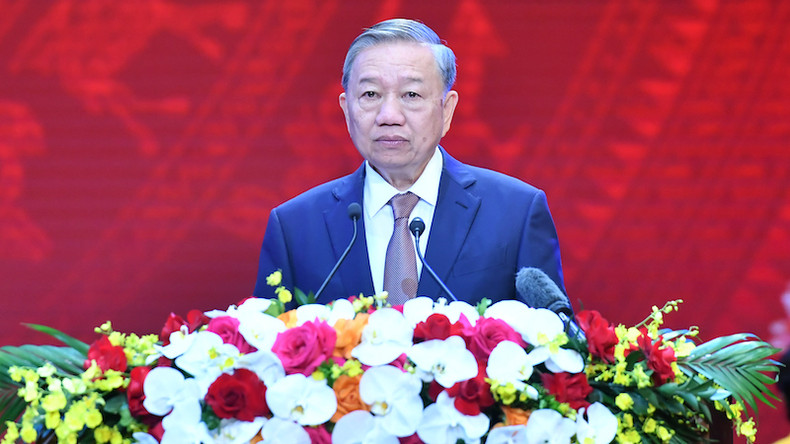 Генеральный секретарь ЦК КПВ То Лам выступает на встрече. Фото: Данг Кхоа Генеральный секретарь ЦК КПВ То Лам выступает на встрече. Фото: Данг Кхоа