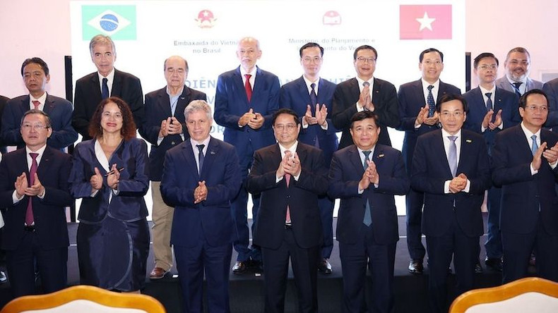 Премьер-министр Фам Минь Тьинь и участники форума. Фото: ВИА Премьер-министр Фам Минь Тьинь и участники форума. Фото: ВИА