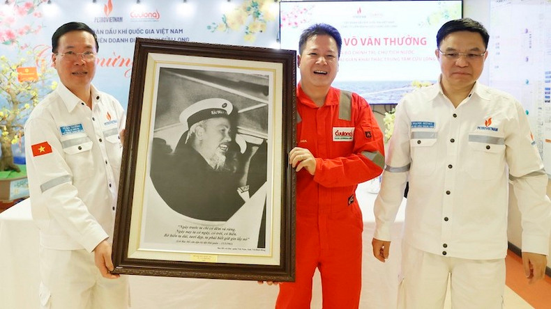 Президент Во Ван Тхыонг дарит фото Президента Хо Ши Мина сотрудникам предприятия Кыулонг. Фото: ВИА Президент Во Ван Тхыонг дарит фото Президента Хо Ши Мина сотрудникам предприятия Кыулонг. Фото: ВИА