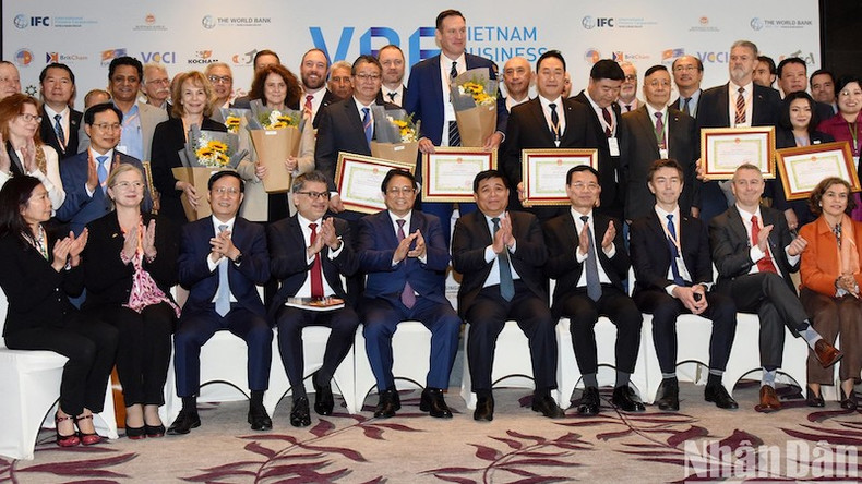 Премьер-министр Фам Минь Тьинь и участники Вьетнамского бизнес-форума. Фото: Чан Хай Премьер-министр Фам Минь Тьинь и участники Вьетнамского бизнес-форума. Фото: Чан Хай