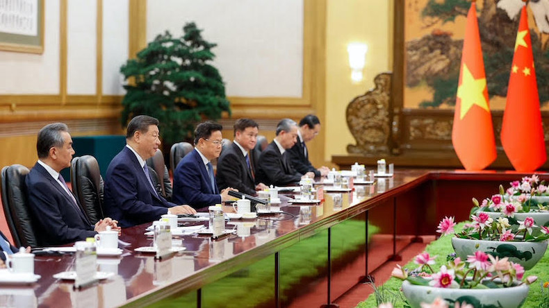 Китайская делегация на встрече. Фото: Нят Бак Китайская делегация на встрече. Фото: Нят Бак