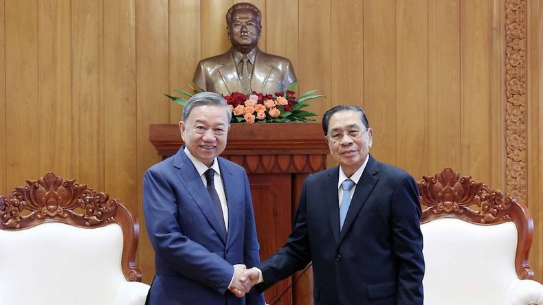 Президент То Лам и бывший Генеральный секретарь ЦК НРПЛ, бывший Президент Лаоса Тюммали Сайнясон. Фото: ВИА Президент То Лам и бывший Генеральный секретарь ЦК НРПЛ, бывший Президент Лаоса Тюммали Сайнясон. Фото: ВИА