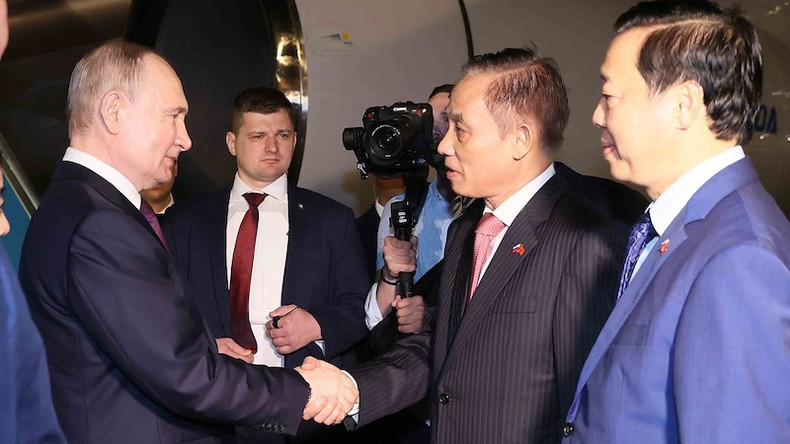 Секретарь ЦК КПВ, глава Отдела по внешним связям ЦК КПВ Ле Хоай Чунг и член ЦК КПВ, Вице-премьер Чан Хонг Ха встречают Президента Путина. Фото: ВИА Секретарь ЦК КПВ, глава Отдела по внешним связям ЦК КПВ Ле Хоай Чунг и член ЦК КПВ, Вице-премьер Чан Хонг Ха встречают Президента Путина. Фото: ВИА