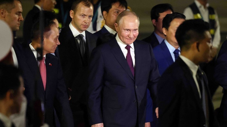 Президент Путин в аэропорту Нойбай. Фото: ВИА Президент Путин в аэропорту Нойбай. Фото: ВИА