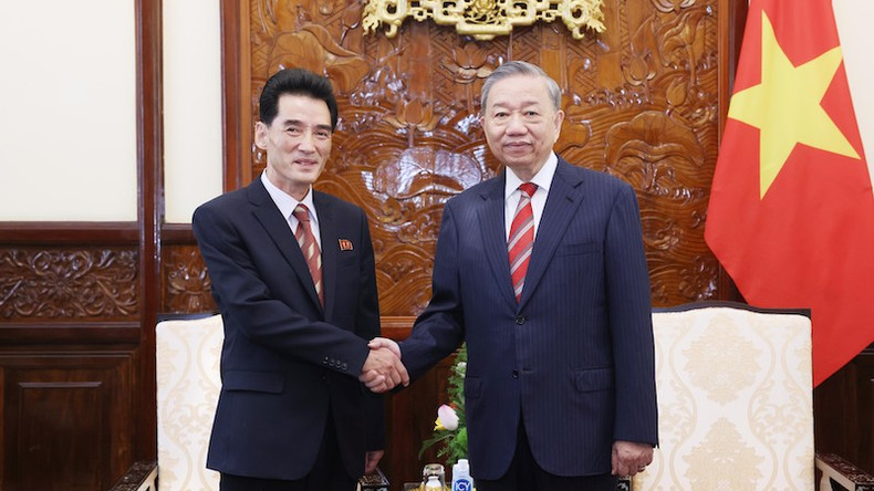 Генеральный секретарь ЦК КПВ, Президент То Лам и Посол Северной Кореи Ли Сын Гук. Фото: ВИА Генеральный секретарь ЦК КПВ, Президент То Лам и Посол Северной Кореи Ли Сын Гук. Фото: ВИА