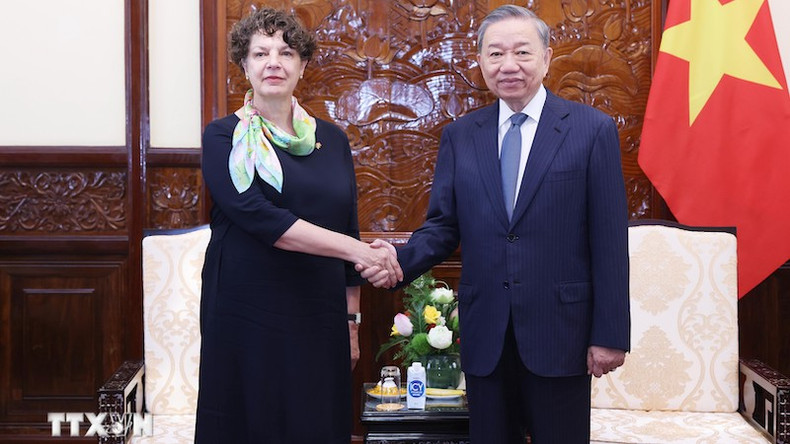 Генеральный секретарь ЦК КПВ, Президент То Лам и Посол Германии Хельга Маргарет Барт. Фото: ВИА Генеральный секретарь ЦК КПВ, Президент То Лам и Посол Германии Хельга Маргарет Барт. Фото: ВИА