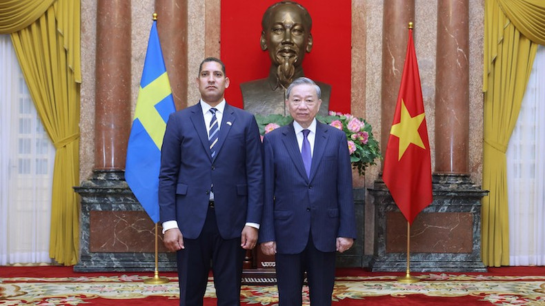 Генеральный секретарь ЦК КПВ, Президент То Лам и Посол Швеции Йохан Ндиси. Фото: ВИА Генеральный секретарь ЦК КПВ, Президент То Лам и Посол Швеции Йохан Ндиси. Фото: ВИА