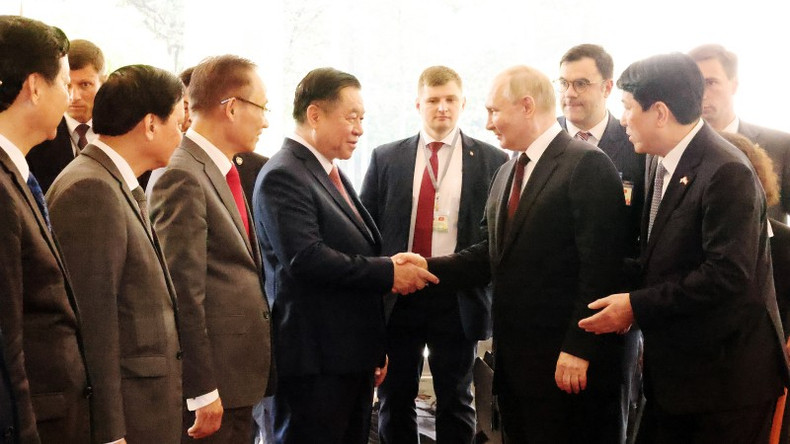 Президент России Владимир Путин и члены вьетнамской делегации. Президент России Владимир Путин и члены вьетнамской делегации.