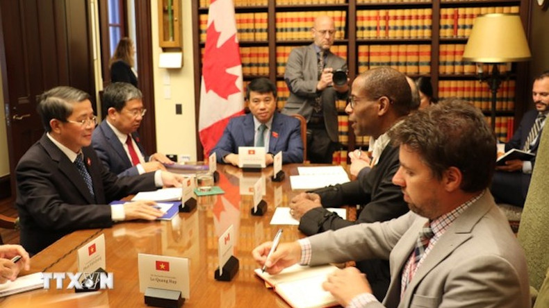 Общий вид встречи между Зампредседателем НС Нгуен Дык Хаем и спикером Палаты общин Канады Грегом Фергусом. Фото: ВИА Общий вид встречи между Зампредседателем НС Нгуен Дык Хаем и спикером Палаты общин Канады Грегом Фергусом. Фото: ВИА