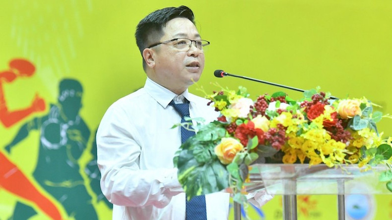 Заместитель главного редактора газеты «Нянзан» Кюэ Динь Нгуен высутпает на мероприятии, Заместитель главного редактора газеты «Нянзан» Кюэ Динь Нгуен высутпает на мероприятии,