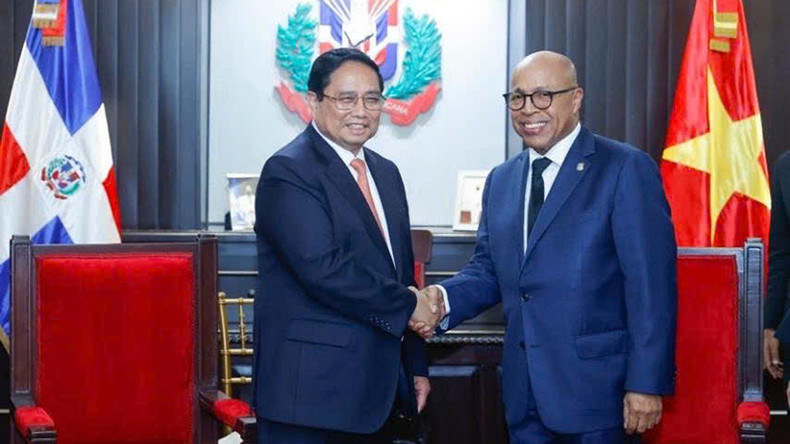 Премьер-министр Фам Минь Тьинь и Председатель Палаты депутатов Доминиканской Республики Альфредо Пачеко. Фото: VGP Премьер-министр Фам Минь Тьинь и Председатель Палаты депутатов Доминиканской Республики Альфредо Пачеко. Фото: VGP