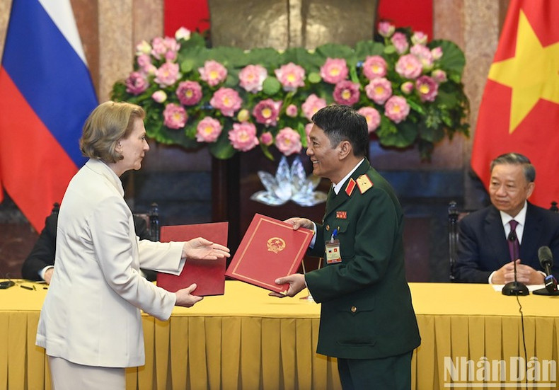 Церемония обмена меморандумами о взаимопонимании между Совместным Российско-Вьетнамским Тропическим научно-исследовательским и технологическим центром и Роспотребнадзором о сотрудничестве в развитии лабораторной инфраструктуры для борьбы с эпидемиями. Церемония обмена меморандумами о взаимопонимании между Совместным Российско-Вьетнамским Тропическим научно-исследовательским и технологическим центром и Роспотребнадзором о сотрудничестве в развитии лабораторной инфраструктуры для борьбы с эпидемиями.