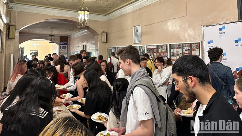 Участники пробуют блюда традиционной вьетнамской кухни. Фото: Тхюи Ван Участники пробуют блюда традиционной вьетнамской кухни. Фото: Тхюи Ван