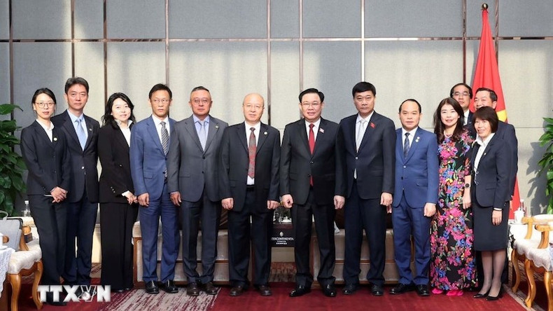 Председатель НС Выонг Динь Хюэ, члены вьетнамской делегации и руководители энергетической инвестиционной корпорации Юньнаня. Фото: ВИА Председатель НС Выонг Динь Хюэ, члены вьетнамской делегации и руководители энергетической инвестиционной корпорации Юньнаня. Фото: ВИА