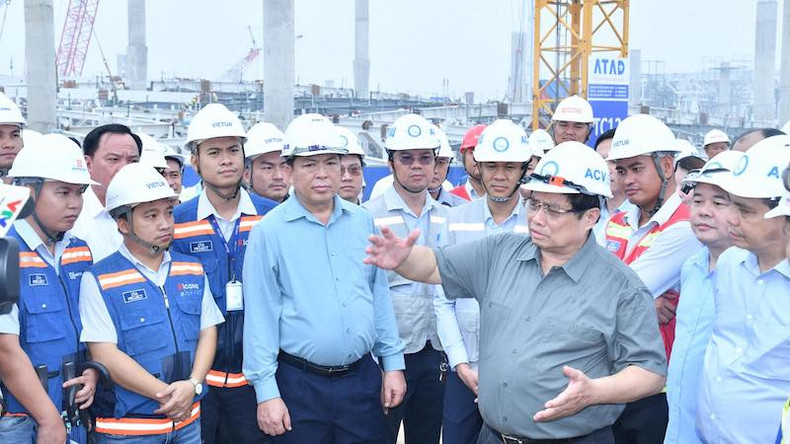 Премьер-министр Фам Минь Тьинь беседует с инженерами и рабочими. Фото: Тхань Жанг Премьер-министр Фам Минь Тьинь беседует с инженерами и рабочими. Фото: Тхань Жанг