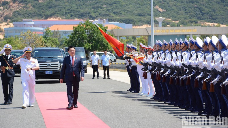 Председатель НС Выонг Динь Хюэ посещает 189-ю бригаду подводных лодок. Председатель НС Выонг Динь Хюэ посещает 189-ю бригаду подводных лодок.