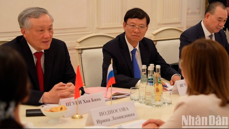 Товарищ Нгуен Хоа Бинь на переговорах с Председателем Верховного суда России Ириной Подносовой. Фото: Суан Хынг