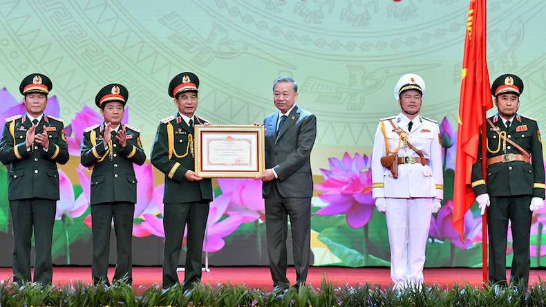 Генеральный секретарь ЦК КПВ То Лам врчуает Орден Хо Ши Мина ВНА. Фото: Данг Кхоа Генеральный секретарь ЦК КПВ То Лам врчуает Орден Хо Ши Мина ВНА. Фото: Данг Кхоа