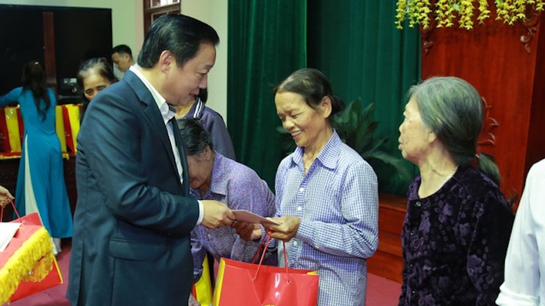 Вице-премьер Чан Хонг Ха вручает подарки бедным семьям в городке Тхыа уезда Лыонгтай провинции Бакнинь. Фото: ВИА Вице-премьер Чан Хонг Ха вручает подарки бедным семьям в городке Тхыа уезда Лыонгтай провинции Бакнинь. Фото: ВИА