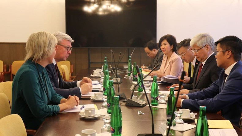 Общий вид встречи между делегацией КПВ и руководителями Палаты депутатов Парламента Чехии. Фото: ВИА Общий вид встречи между делегацией КПВ и руководителями Палаты депутатов Парламента Чехии. Фото: ВИА