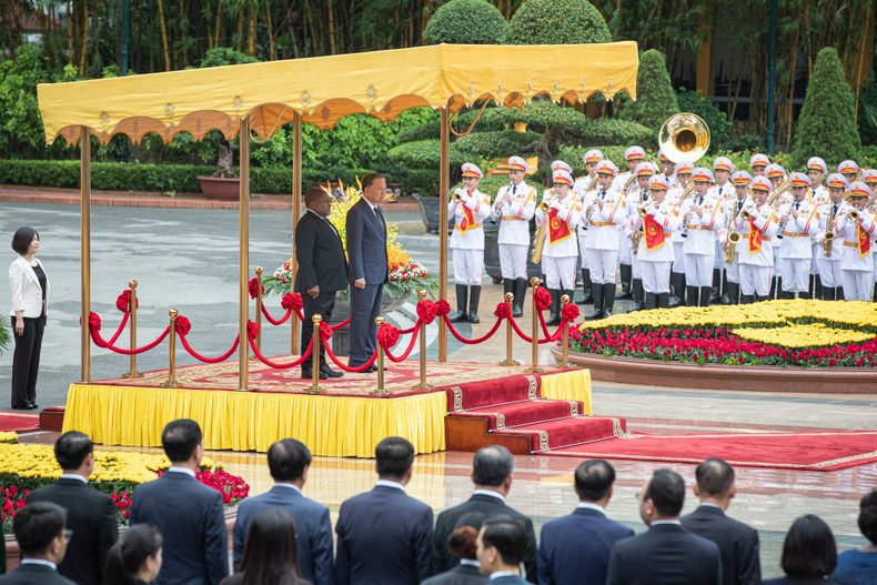 Президент То Лам и Президент Республики Мозамбик Филипе Жасинто Ньюси на церемонии