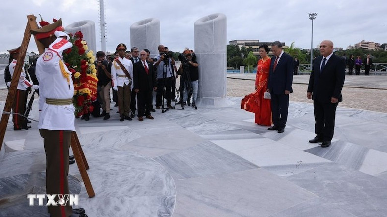 Генеральный секретарь ЦК КПВ, Президент То Лам с супругой возлагает венок к памятнику Хосе Марти. Фото: ВИА Генеральный секретарь ЦК КПВ, Президент То Лам с супругой возлагает венок к памятнику Хосе Марти. Фото: ВИА