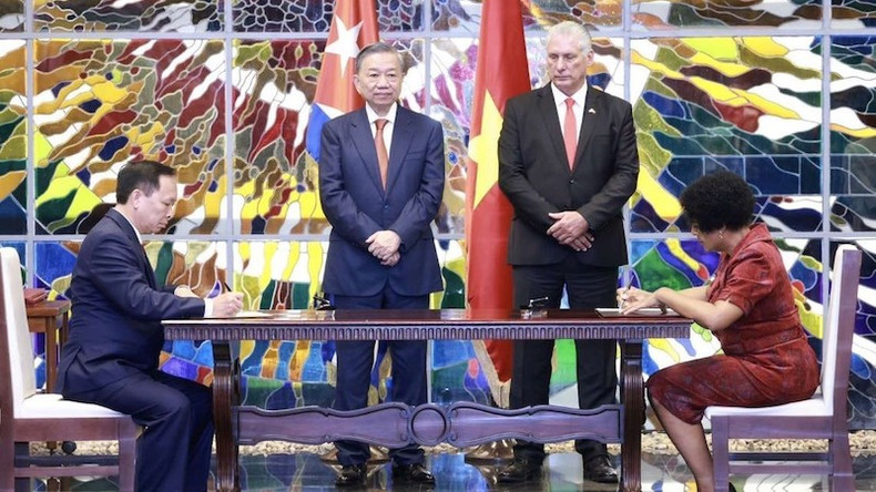 Церемония подписания документов о сотрудничестве между министерствами, отраслями и местностями двух стран. Фото: ВИА Церемония подписания документов о сотрудничестве между министерствами, отраслями и местностями двух стран. Фото: ВИА