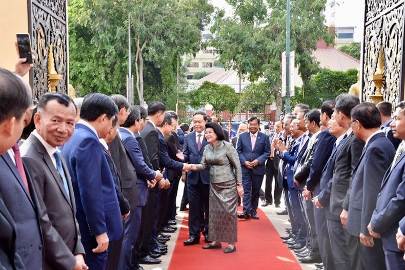 Председатель НС Чан Тхань Ман и Председатель НА Камбоджи Самдек Хуон Судари знакомят друг друга с членами высокопоставленной делегации каждой страны. Фото: VOV Председатель НС Чан Тхань Ман и Председатель НА Камбоджи Самдек Хуон Судари знакомят друг друга с членами высокопоставленной делегации каждой страны. Фото: VOV