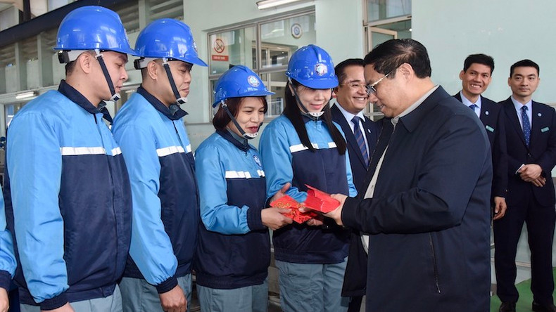 Премьер-министр Фам Минь Тьинь дарит счастливые деньги работникам водного завода Йенфу. Фото: Чан Хай Премьер-министр Фам Минь Тьинь дарит счастливые деньги работникам водного завода Йенфу. Фото: Чан Хай