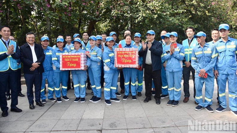 Премьер-министр Фам Минь Тьинь посещает работников ООО с одним учредителем «Ханойская городская среда». Фото: Чан Хай Премьер-министр Фам Минь Тьинь посещает работников ООО с одним учредителем «Ханойская городская среда». Фото: Чан Хай