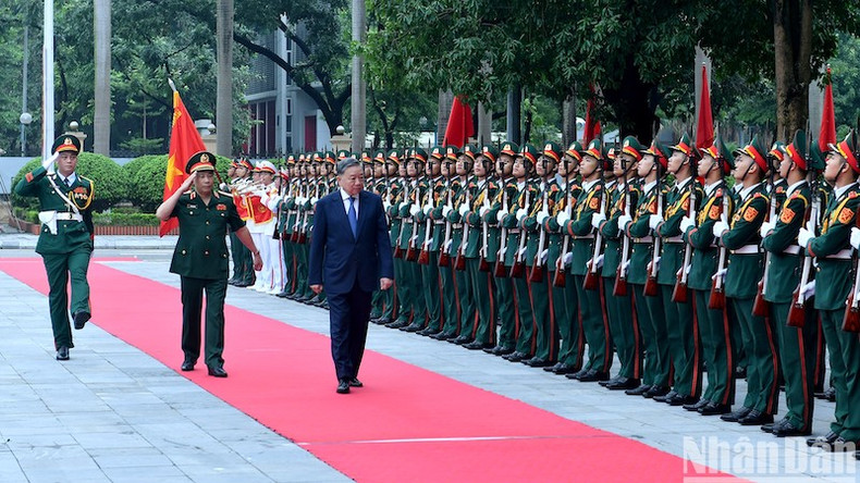 Генеральный секретарь ЦК КПВ, Президент То Лам обходит строй почетного караула. Фото: Данг Кхоа Генеральный секретарь ЦК КПВ, Президент То Лам обходит строй почетного караула. Фото: Данг Кхоа