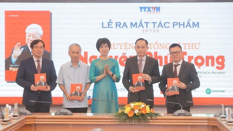 Генеральный директор Вьетнамского информационного агентства Ву Вьет Чанг дарит книги делегатам. Фото: ВИА Генеральный директор Вьетнамского информационного агентства Ву Вьет Чанг дарит книги делегатам. Фото: ВИА