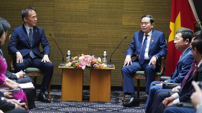 Председатель НС Чан Тхань Ман принимает Председателя компании Aeon Mall Оно Кейджи. Фото: ВИА Председатель НС Чан Тхань Ман принимает Председателя компании Aeon Mall Оно Кейджи. Фото: ВИА