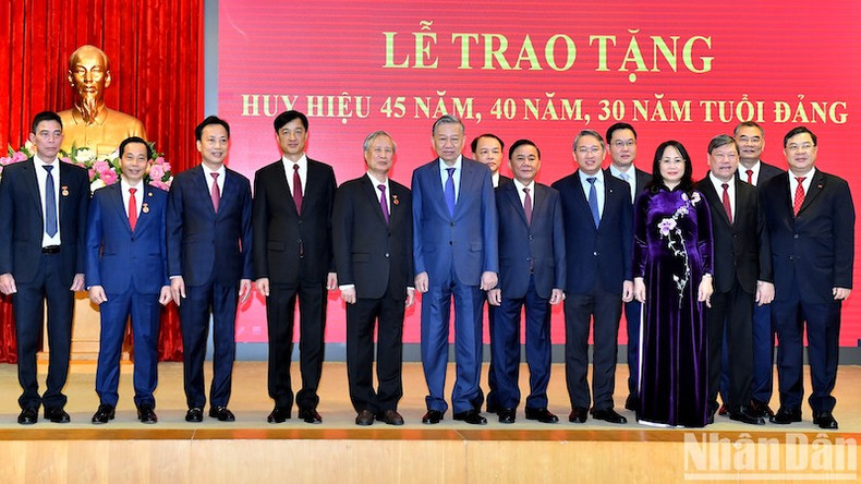 Генеральный секретарь ЦК КПВ То Лам и действуюшие, бывшие руководители Партии и Государства. Генеральный секретарь ЦК КПВ То Лам и действуюшие, бывшие руководители Партии и Государства.