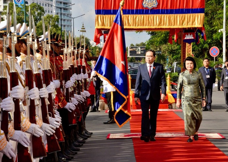 Председатель НС Чан Тхань Ман и Председатель НА Камбоджи Самдек Хуон Судари обходят строй почетного караула. Фото: VOV Председатель НС Чан Тхань Ман и Председатель НА Камбоджи Самдек Хуон Судари обходят строй почетного караула. Фото: VOV