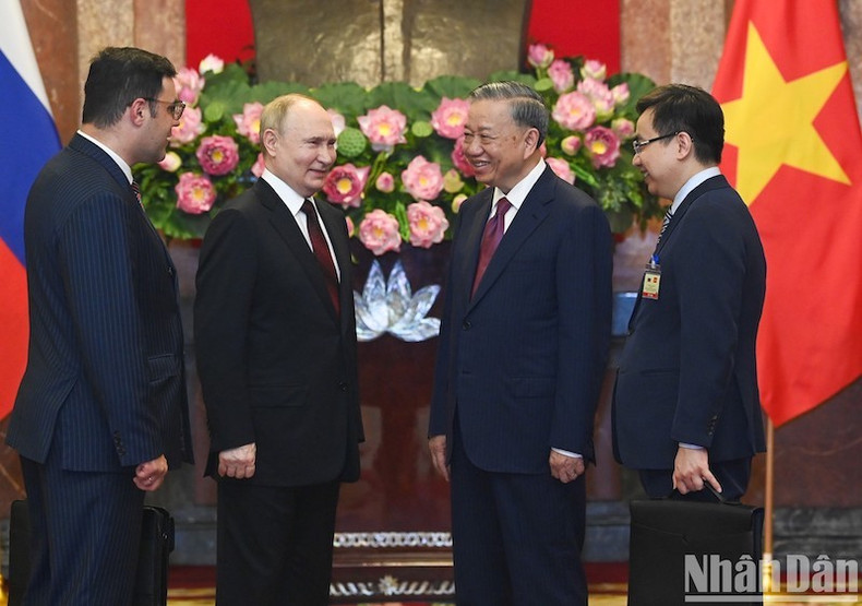 Президент То Лам и Президент России Владимир Путин беседуют перед переговорами. Президент То Лам и Президент России Владимир Путин беседуют перед переговорами.