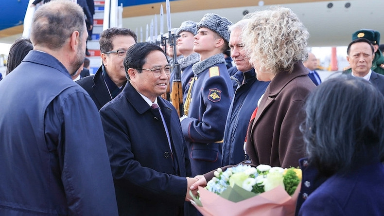 Российские официальные лица встречают Премьер-министра Фам Минь Тьиня. Фото: ВИА Российские официальные лица встречают Премьер-министра Фам Минь Тьиня. Фото: ВИА