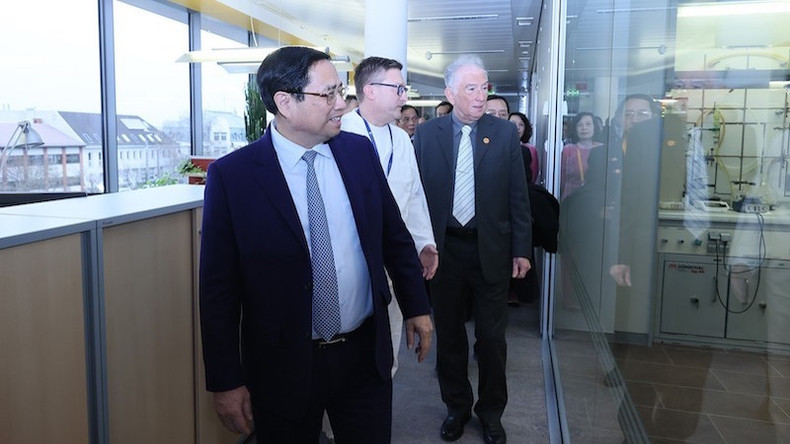 Премьер-министр Фам Минь Тьинь посещает компанию Гедеон Рихтер. Фото: ВИА Премьер-министр Фам Минь Тьинь посещает компанию Гедеон Рихтер. Фото: ВИА