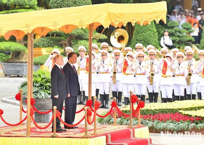 Исполняются государственные гимны. Фото: Тхюи Нгуен – Данг Кхоа Исполняются государственные гимны. Фото: Тхюи Нгуен – Данг Кхоа