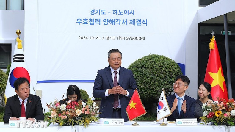 Церемония подписания меморандума о взаимопонимании по установлению отношений дружбы и сотрудничества между Народным комитетом Ханоя и правительством провинции Кёнгидо. Фото: ВИА