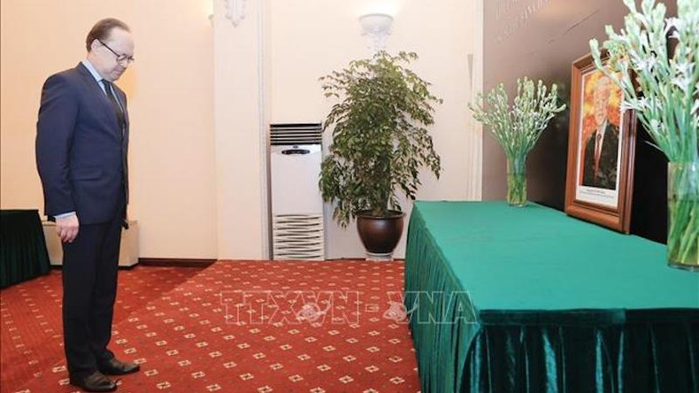 Посол России Г.С.Бездетко почитает память Генерального секретаря ЦК КПВ Нгуен Фу Чонга. Фото: ВИА Посол России Г.С.Бездетко почитает память Генерального секретаря ЦК КПВ Нгуен Фу Чонга. Фото: ВИА