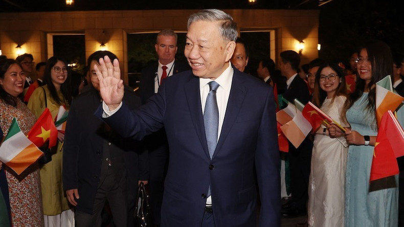 Сотрудники Посольства Вьетнама в Ирландии всречают Генерального секретаря ЦК КПВ, Президента То Лама. Фото: ВИА