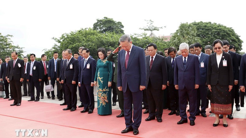 Президент То Лам и высокопоставленная делегация Вьетнама почитают память павших бойцов. Фото: ВИА Президент То Лам и высокопоставленная делегация Вьетнама почитают память павших бойцов. Фото: ВИА