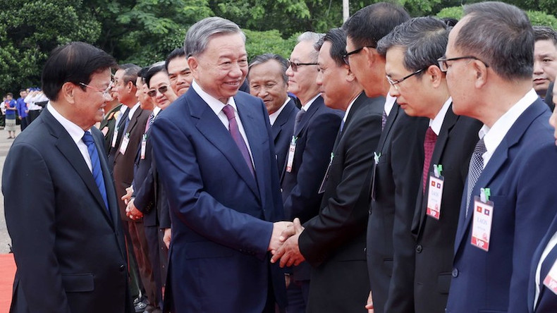 Руководители Ласа встречают Президента То Лама. Фото: ВИА Руководители Ласа встречают Президента То Лама. Фото: ВИА