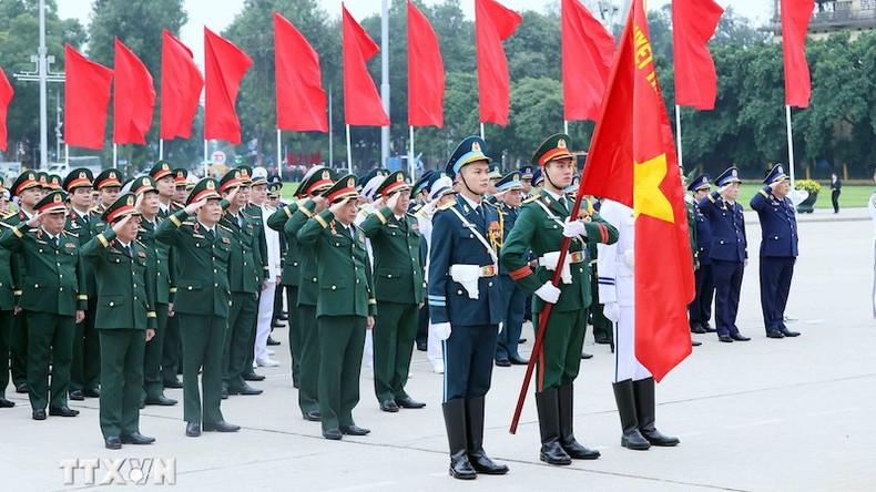 Перед мавзолеем Президента Хо Ши Мина генерал-полковник Чинь Ван Кует оглашает сообщение о достижениях Дяде Хо. Фото: ВИА Перед мавзолеем Президента Хо Ши Мина генерал-полковник Чинь Ван Кует оглашает сообщение о достижениях Дяде Хо. Фото: ВИА