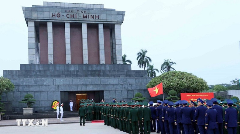 Руководители Центрального военного комитета и Министерства обороны почитают память Президента Хо Ши Мина. Фото: ВИА Руководители Центрального военного комитета и Министерства обороны почитают память Президента Хо Ши Мина. Фото: ВИА