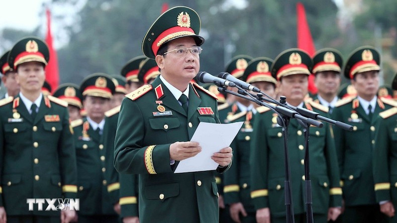 Генерал-полковник Чинь Ван Кует оглашает сообщение о достижениях Дяде Хо. Фото: ВИА Генерал-полковник Чинь Ван Кует оглашает сообщение о достижениях Дяде Хо. Фото: ВИА